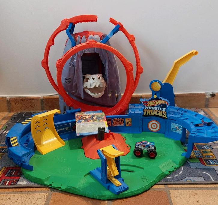 Hot Wheels Monster Trucks - Le Volcan Crash, Kinderen en Baby's, Speelgoed | Racebanen, Zo goed als nieuw, Racebaan, Handmatig