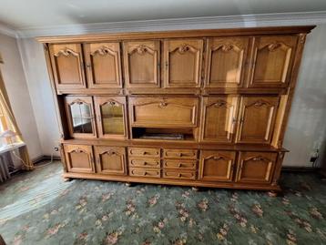 Massieve houten wandkast – klassiek, ruim en in topstaat beschikbaar voor biedingen