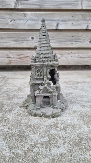 Ornament kerk ruïne beschikbaar voor biedingen