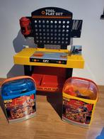Werkbank met twee dozen werkmateriaal, Kinderen en Baby's, Speelgoed | Overig, Ophalen, Zo goed als nieuw