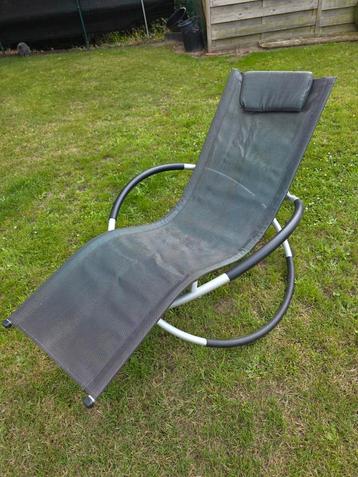 Schommel ligbed voor buiten met hoofdkussentje beschikbaar voor biedingen