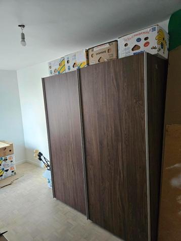 Ruime kleerkast walnoot-hout beschikbaar voor biedingen