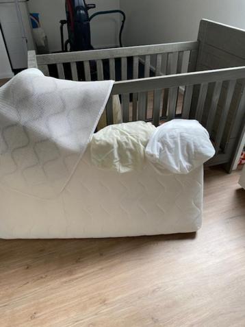 Babybedje met aërosleep matras en toebehoren