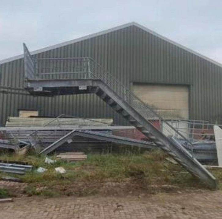 3x Stalen trap galva ca. 340 en 360cm hoog met bordes., Doe-het-zelf en Bouw, Overige Doe-Het-Zelf en Bouw, Gebruikt, Ophalen