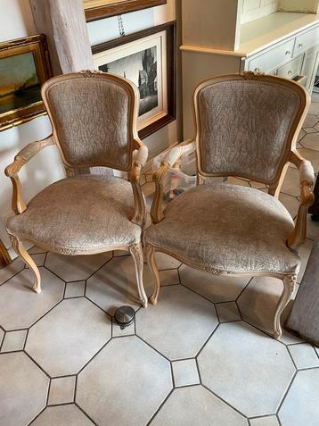Twee antieke stoelen  beschikbaar voor biedingen