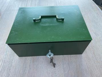Metalen opbergkoffer  beschikbaar voor biedingen