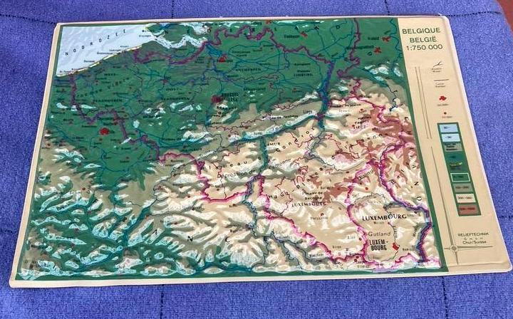 Reliëfkaart Belgie 32x47 cm vintage schoolkaart, Boeken, Atlassen en Landkaarten, Zo goed als nieuw, België, Ophalen