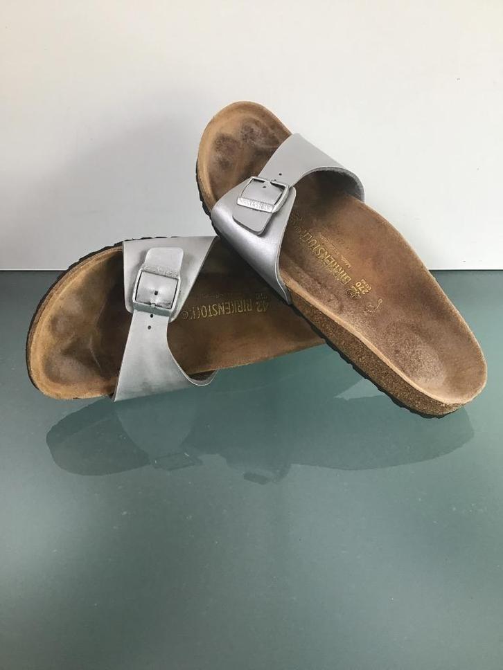 Gratis Verzenden | Birkenstock Madrid zilveren slippers 42, Kleding | Dames, Schoenen, Zo goed als nieuw, Slippers, Overige kleuren
