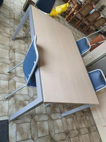 Keukentafel + 8 stoelen beschikbaar voor biedingen