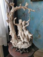 Beeld capodimonte op ijzeren sokkel., Antiek en Kunst, Antiek | Keramiek en Aardewerk, Ophalen of Verzenden