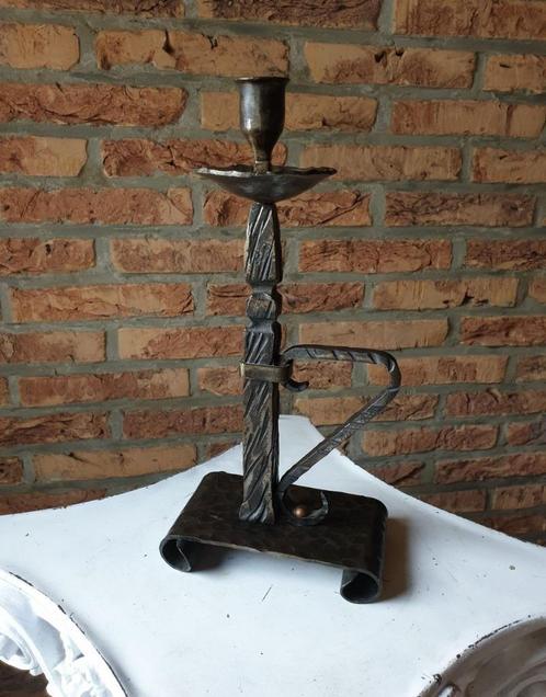 Zeer robuste geslagen metalen kandelaar., Huis en Inrichting, Woonaccessoires | Kandelaars en Kaarsen, Gebruikt, Kandelaar, 25 tot 50 cm