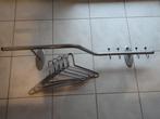 Metalen kapstok + 5 metalen kleerhangers, Ophalen
