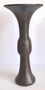 Vase cornet finement ciselé, Chine, début 20ème siècle