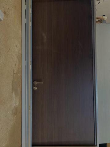 2 supermooie, hoge aluminium deuren, bekleed met wengé- hout beschikbaar voor biedingen