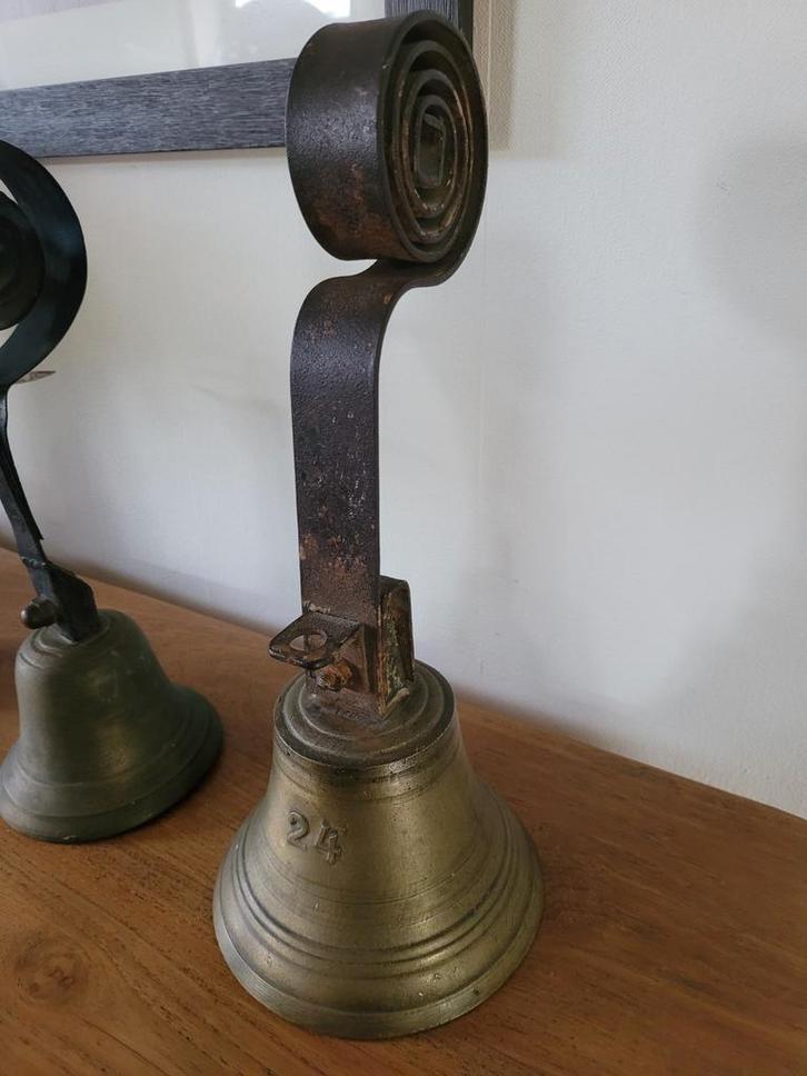 Zeldzame oude grote bronzen bel nummer 24, Antiek en Kunst, Antiek | Brons en Koper, Brons, Ophalen of Verzenden