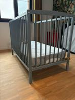 Baby bedje grijs met matrasje , verstelbaar, Kinderen en Baby's, Babyparken, Ophalen, Zo goed als nieuw