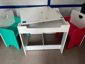 Table carrée pour enfants avec 2 chaises beschikbaar voor biedingen
