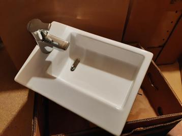lavabo met kraan beschikbaar voor biedingen