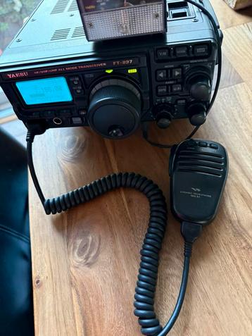 Zeer nette Yaesu FT 897D in doos met optie Meter  beschikbaar voor biedingen
