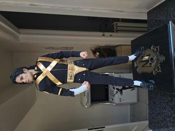 Michael Jackson statue, Contacts & Messages, Faire de la musique & Membres de groupe