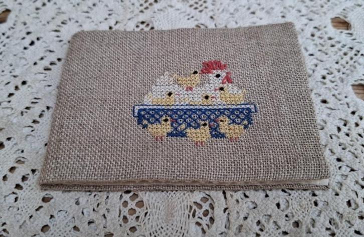 Brocante stoffen naaldenmapje, geborduurde kip en kuikentjes, Antiek en Kunst, Curiosa en Brocante, Ophalen of Verzenden