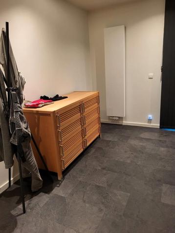 Commode 140*50*90 cm hoog
2 nacht kastjes 35*35*56 cm hoogte beschikbaar voor biedingen