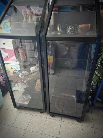 2 handige vitrinekastjes beschikbaar voor biedingen