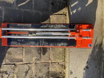 Tegelsnijder met kogellader beschikbaar voor biedingen