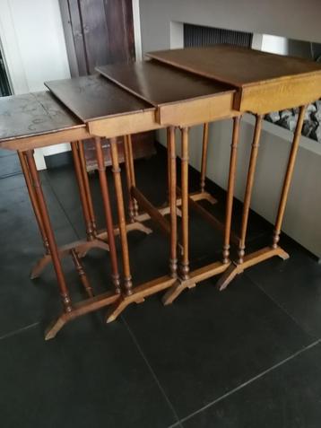 Antieke nest of tables in notenhout, 4 stuks. beschikbaar voor biedingen