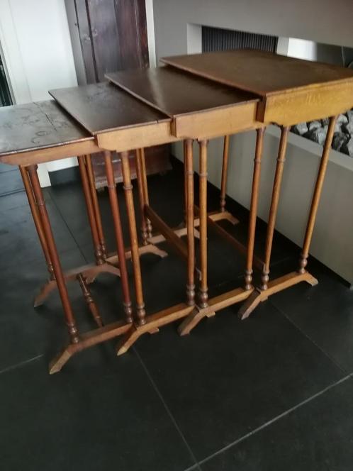 Antieke nest of tables in notenhout, 4 stuks., Antiek en Kunst, Antiek | Meubels | Tafels, Ophalen