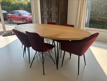 Ovalen eiken eettafel beschikbaar voor biedingen