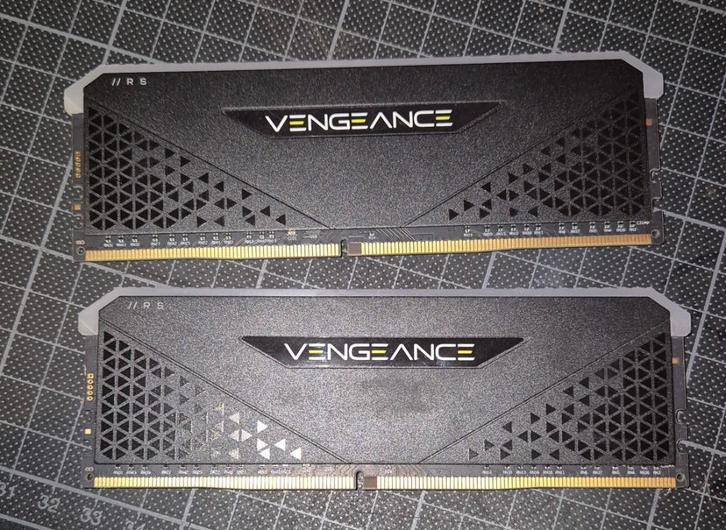 Corsair Vengeance RS – 32 Go (216 Go) DDR4 3200 MHz, Computers en Software, RAM geheugen, Zo goed als nieuw, Desktop, 32 GB, DDR4