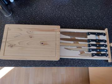 Snijplank met ingewerktelade met messenset beschikbaar voor biedingen