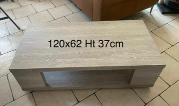 Tafel in de woonkamer beschikbaar voor biedingen