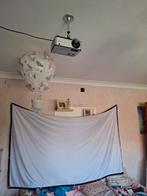 •Beamer 
•projectie doek 
•ophangsysteem plooibaar, Audio, Tv en Foto, Fotografie | Fotostudio en Toebehoren, Ophalen, Zo goed als nieuw