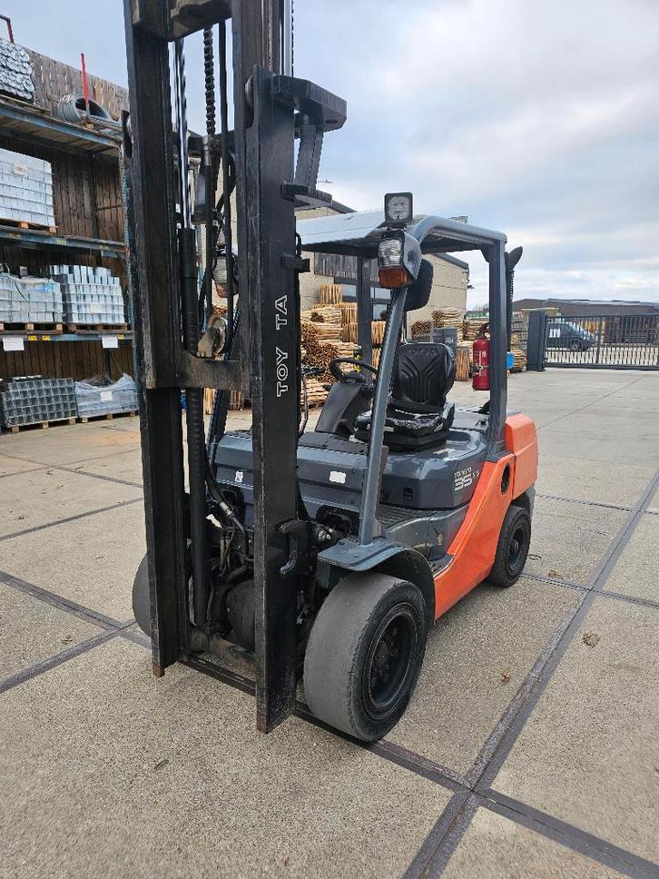 CHARIOT ÉLÉVATEUR TOYOTA 3,5 TONNES, Articles professionnels, Machines & Construction | Chariots élévateurs & Transport interne