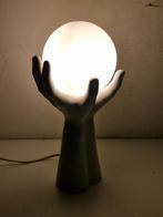 design witte keramieken lamp , handen met  melkglas bol, Antiek en Kunst, Ophalen of Verzenden