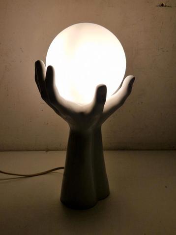 design witte keramieken lamp , handen met  melkglas bol  beschikbaar voor biedingen