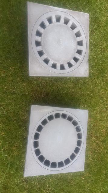 Twee Klokroosters in Pvc 20cm x 20cm beschikbaar voor biedingen