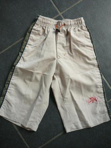 beige-groene bermuda met rekker beschikbaar voor biedingen