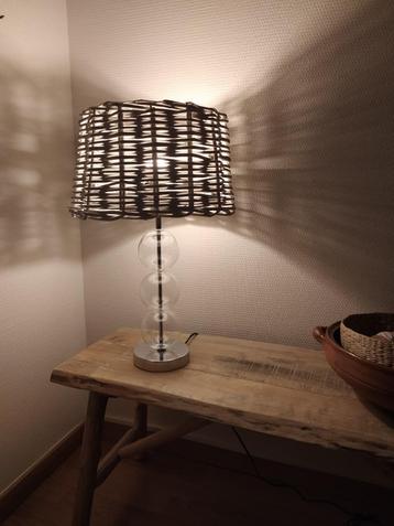 Lampe à poser en verre et rotin, Enlèvement, Comme neuf, Autres matériaux, 50 à 75 cm
