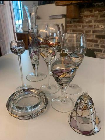 Decoratieve handgeschilderde set glazen. beschikbaar voor biedingen