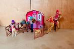 Barbie manege met drie ruiter-Barbies, drie paarden, en stal, Kinderen en Baby's, Ophalen, Gebruikt