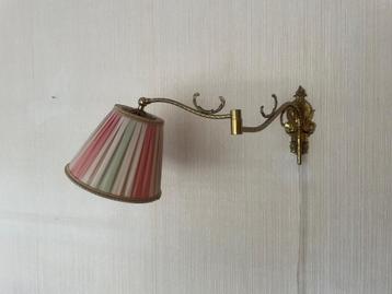 Schemerlamp op koperen zwenkarm beschikbaar voor biedingen