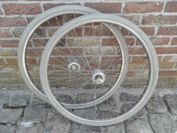 1set wielen 24inch  moeten weg    beschikbaar voor biedingen