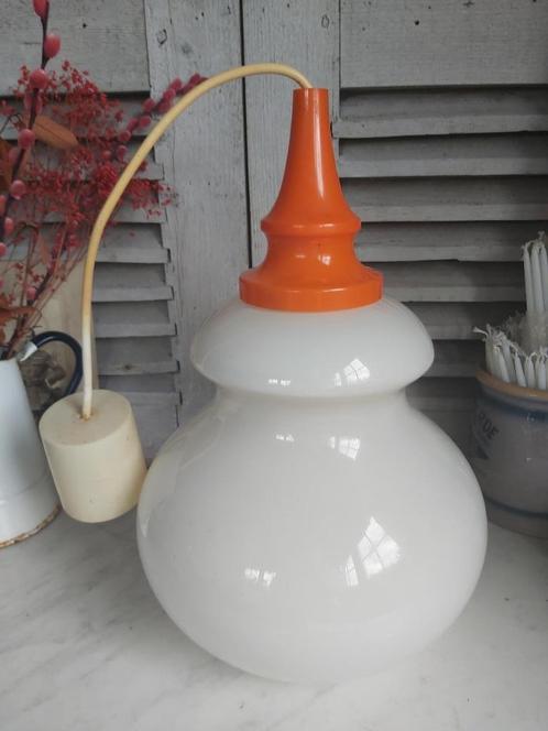 Leuke vintage melkglazen plafond / hanglamp met oranje dop, Maison & Meubles, Lampes | Suspensions, Moins de 50 cm, Verre, Synthétique
