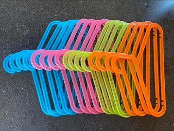 Kleerhangers voor kinderen, 16 stuks, mooie staat beschikbaar voor biedingen