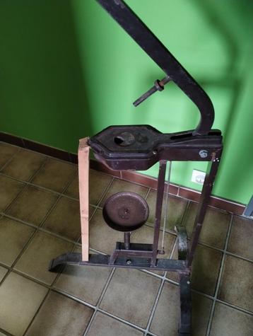 TOESTEL OM KURKEN OP WIJNFLESSEN TE DOEN beschikbaar voor biedingen