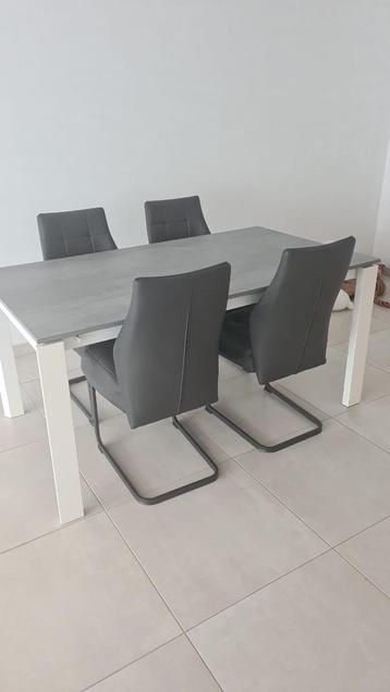 Eettafel met 4 stoelen beschikbaar voor biedingen