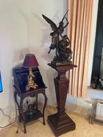 Bronzen beeld met staander., Ophalen
